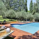 Villa in Private Estate,shared Pool,parking,3km to Ponte Vecchio