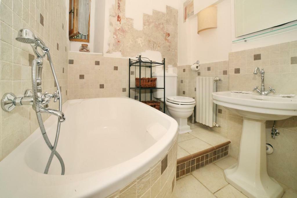 In Private Estate,shared Pool,parking,3km To Ponte Vecchio Florencia